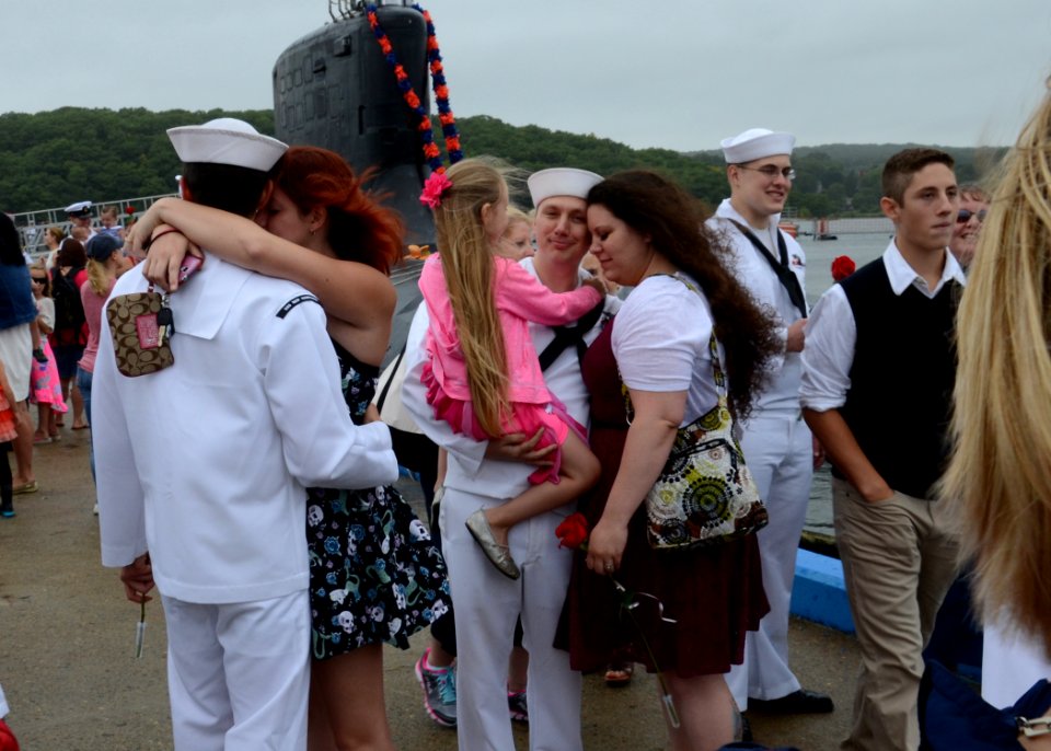USS New Hampshire homecoming 140813-N-TN558-137