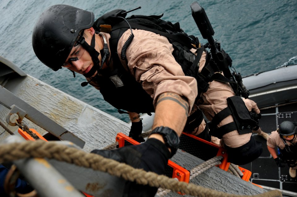 USS NEW ORLEANS (LPD 18) 140118-N-WK391-021 (12430739533)