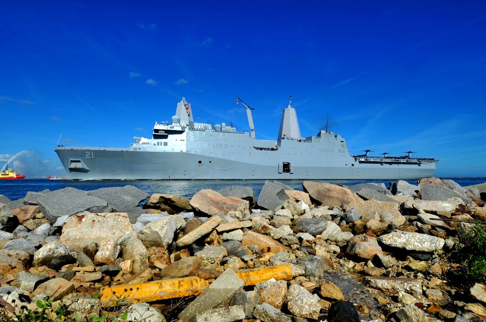 USS New York operations 131206-N-MJ645-142
