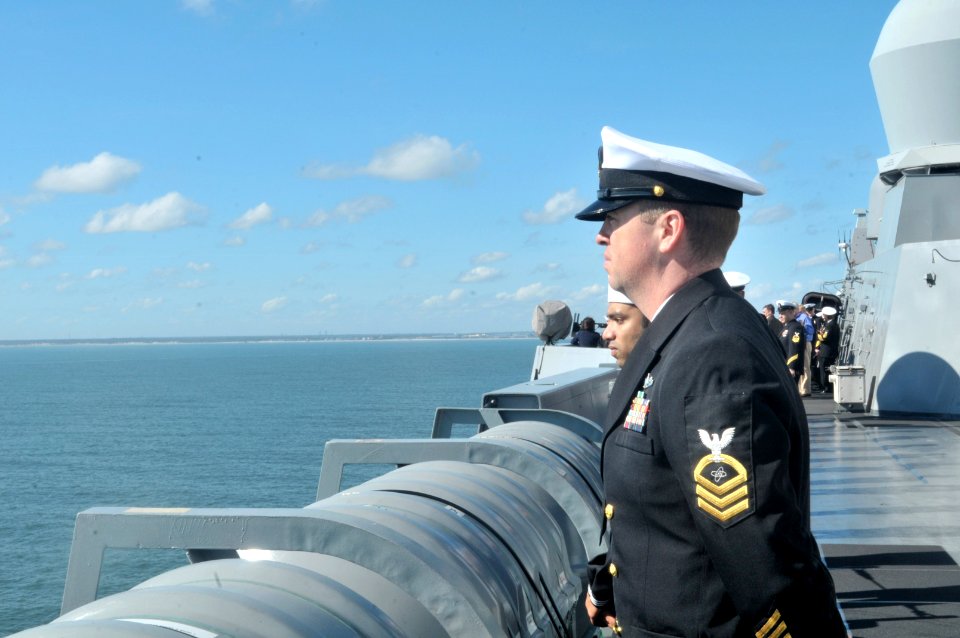 USS New York arrives at Mayport 131206-N-GC472-099