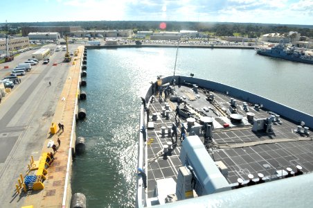 USS New York arrives at new home port 131206-N-GC472-309