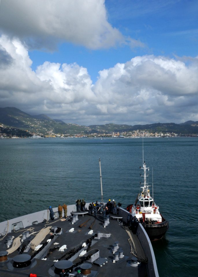 USS New York pulls into La Spezia 120423-N-NN926-012