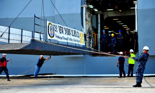USS New York operations 131206-N-MJ645-329