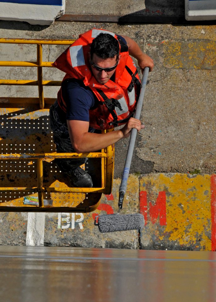 USS New York sailor paints 120428-N-NN926-094