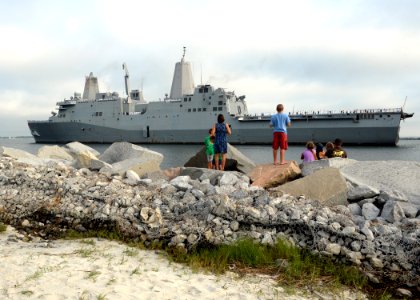 USS New York arrives at Naval Station Mayport. (19300402804)