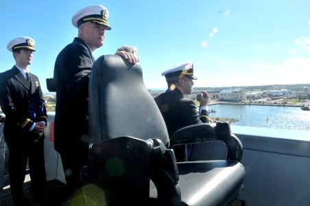 USS New York arrives at Mayport 131206-N-GC472-219