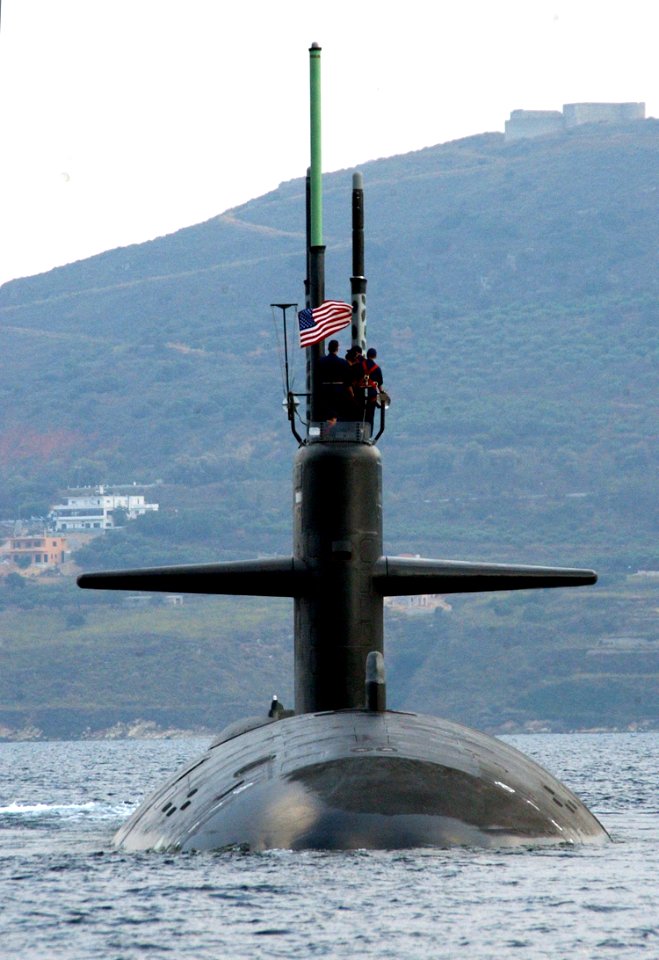 USS Newport News SSN-750 Oct04 depart