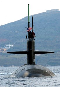 USS Newport News SSN-750 Oct04 depart