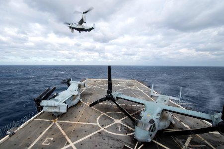 USS New York conducts flight operations. (16036078670)