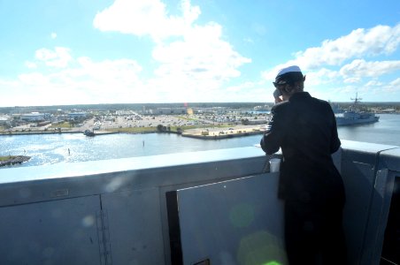 USS New York arrives at Mayport 131206-N-GC472-212