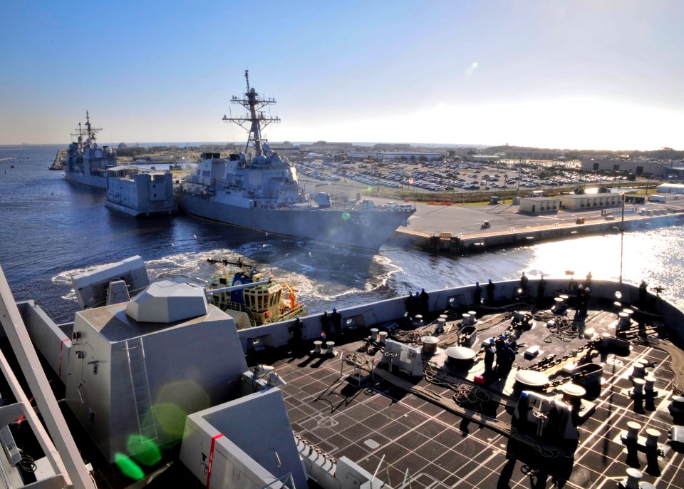 USS New York departs 140121-N-YO707-038