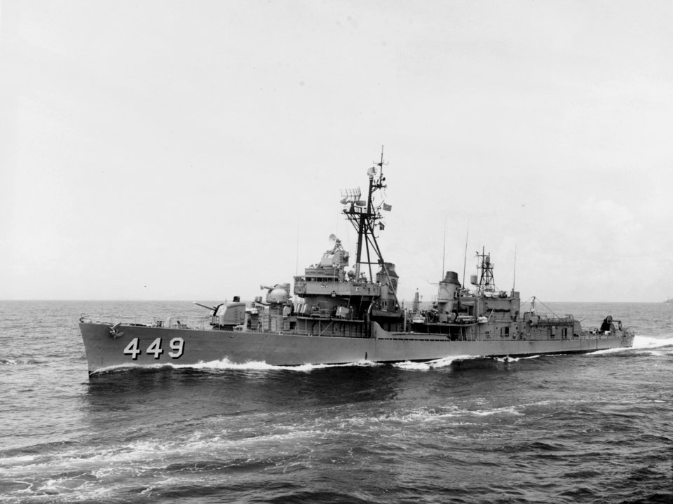 USS Nicholas (DD-449) underway at sea in June 1964 (NH 107294)