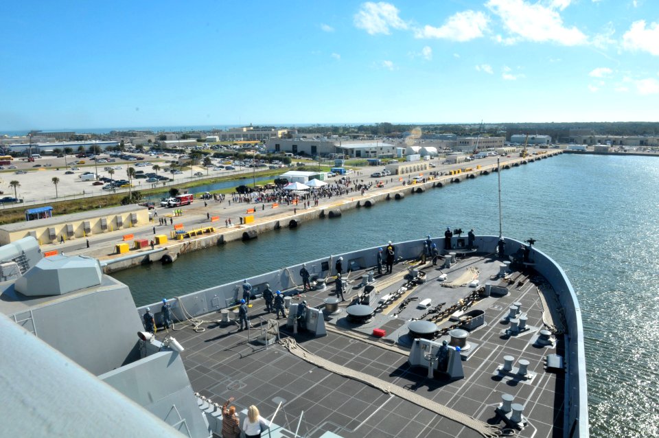 USS New York arrives at new home port 131206-N-GC472-281