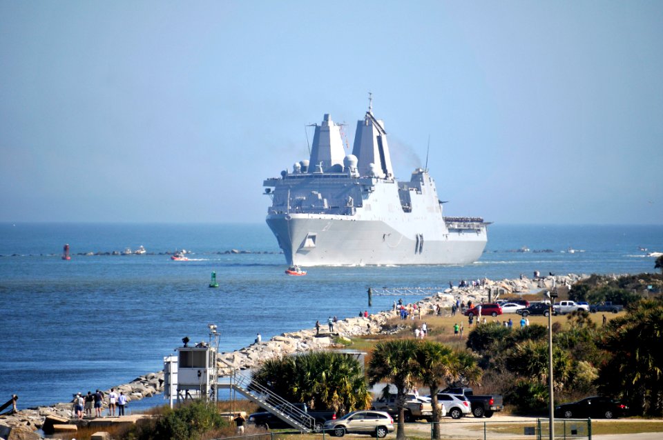 USS New York arrives at Naval Station Mayport 131206-N-WA189-028