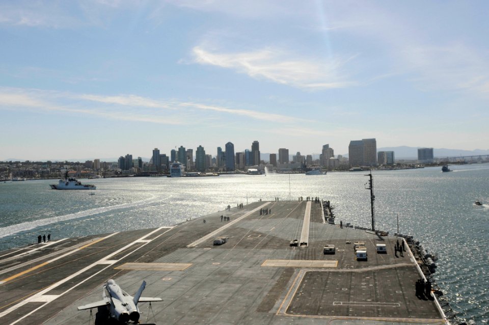 USS Nimitz 140501-N-EX237-043