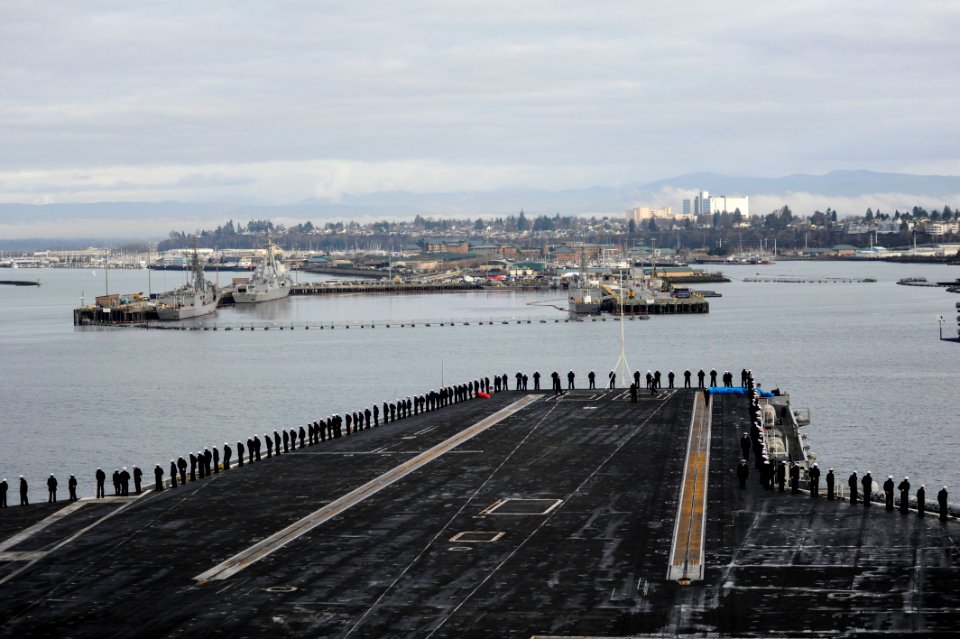 USS Nimitz homecoming 131216-N-MX772-114