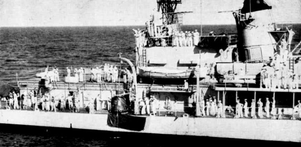 USS Noa (DD-841) hoists Friendship 7 capsule aboard 1962