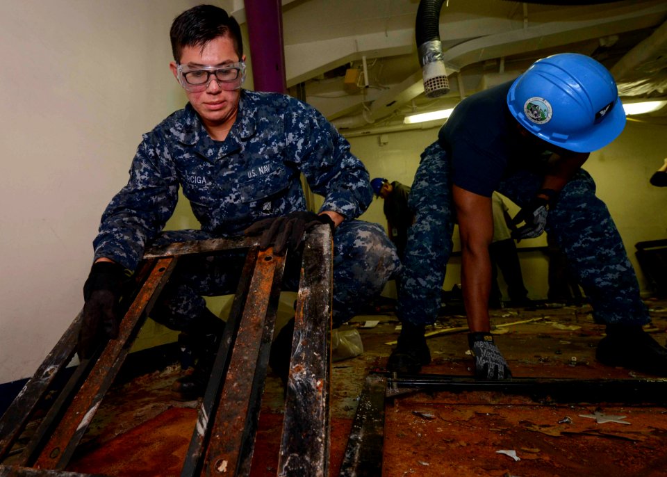 USS Nimtiz action 151119-N-QY316-018