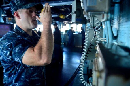 USS Nitze bridge operations 140707-N-AT101-163