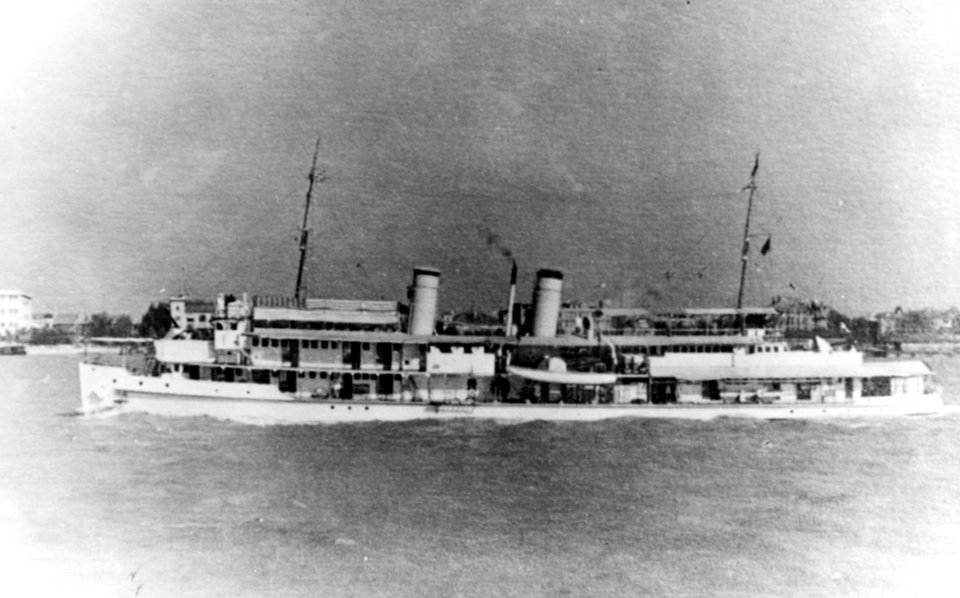 USS Oahu (PR-6) at Hankou, China, circa 1937 (NH 82001)