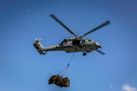 USS Oak Hill, 26th MEU Marines Conduct Underway RAS in Aegean Sea (26178290107)
