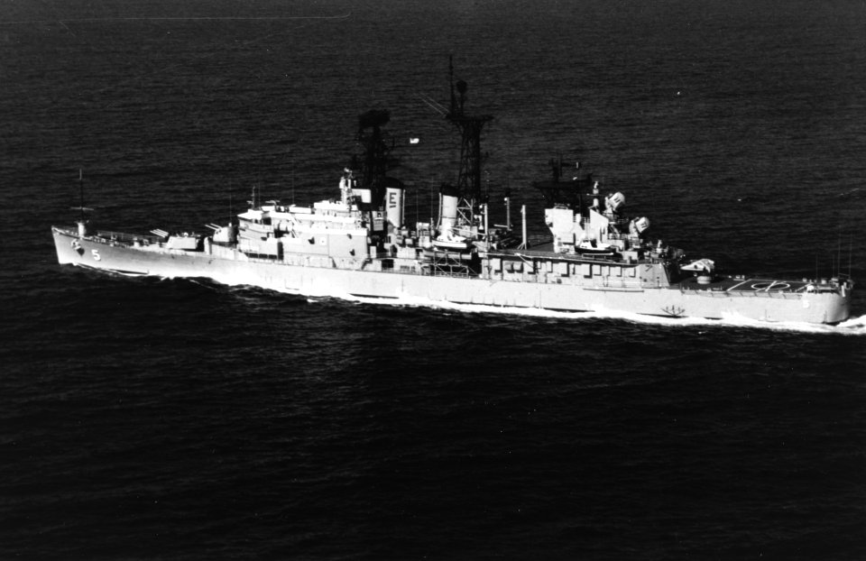 USS Oklahoma City (CLG-5) underway in the Pacific Ocean, 16 February 1972 (NH 98668)