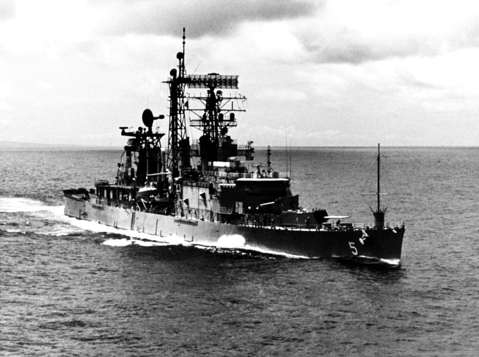USS Oklahoma City (CLG-5) underway off Subic Bay, Philippines, on 7 July 1975 (K-109598)