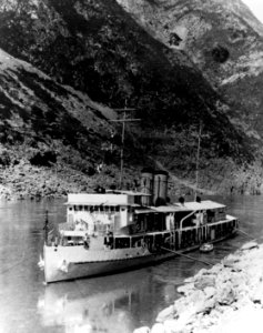 USS Oahu (PR-6) spar moored in the Wu Gorge of Yangtze River, in 1932 (NH 68440)