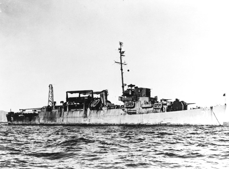 USS Odum (APD-71) anchored off San Francisco, in late 1945 (NH 77399)