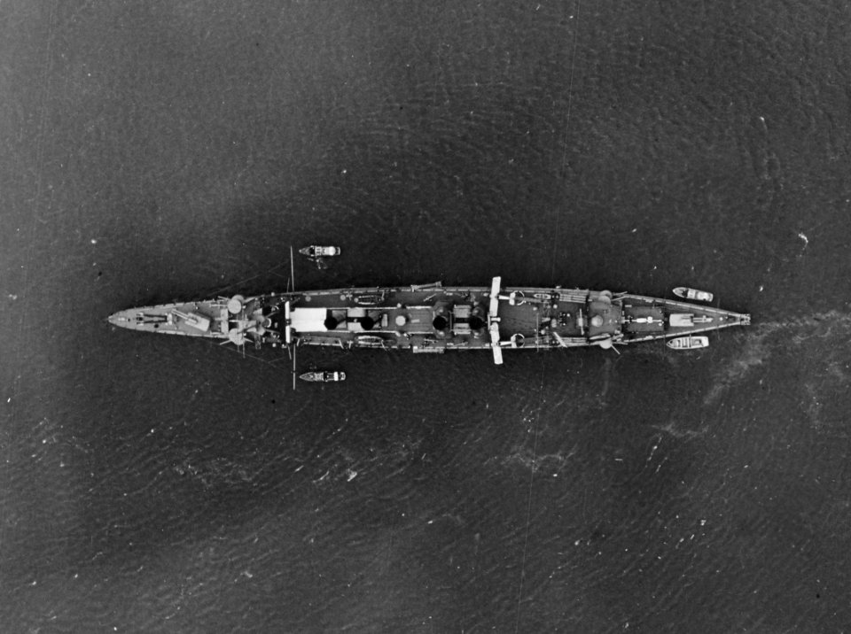 USS Omaha (CL-4) anchored in the Hudson River on 2 May 1927 (NH 43059)