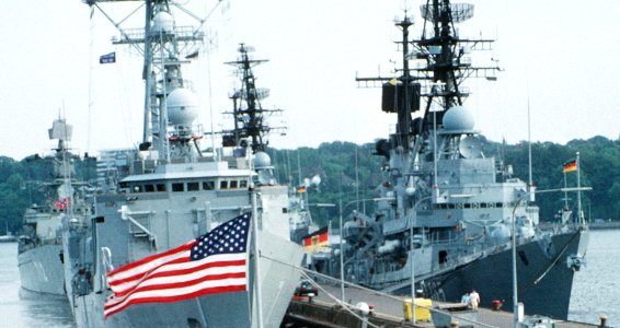 USS OH Perry (FFG-7) Luetjens (D185) 1994 photo