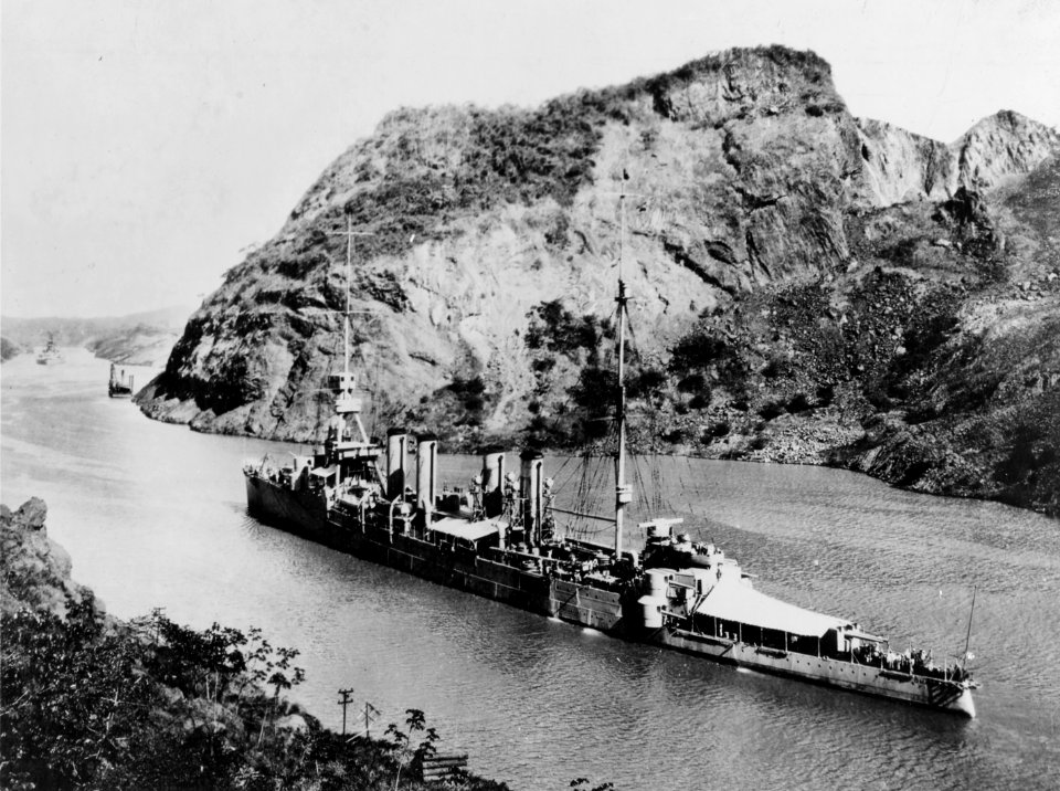USS Omaha (CL-4) passing through the Panama Canal, circa 1925-1926 (NH 43054)