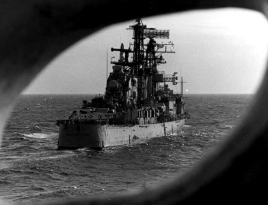 USS Oklahoma City (CG-5) underway in the Pacific Ocean, in January 1976 (USN 1166905)