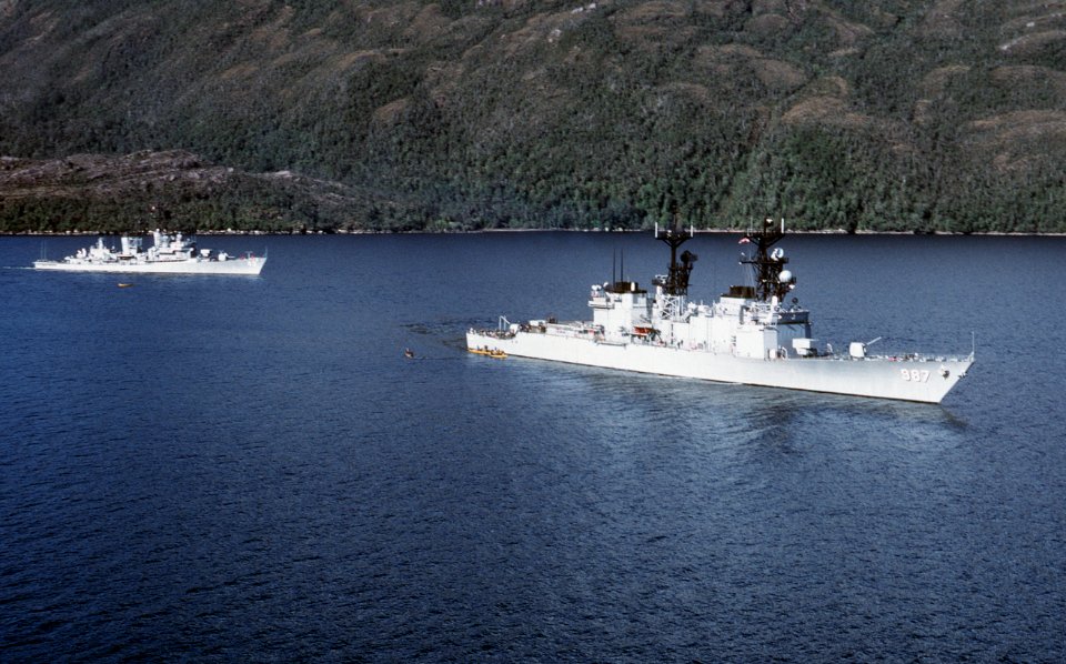 USS O'Bannon (DD-987) and USS Dahlgren) in Strait of Magellan 1991
