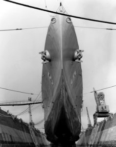 USS Oklahoma City (CLG-5) in drydock at the Hunters Point Naval Shipyard, California (USA), on 20 June 1961 (NH 98672)