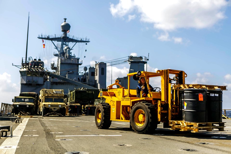 USS Oak Hill, 26th MEU Marines Conduct Underway RAS in Aegean Sea (26178281827)