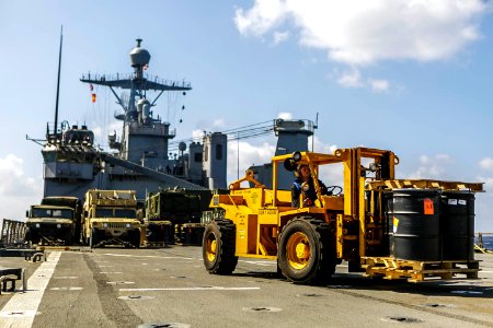 USS Oak Hill, 26th MEU Marines Conduct Underway RAS in Aegean Sea (26178281827)