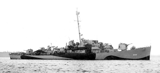 USS Oberrender (DE-344) off Boston, Massachusetts (USA), on 15 July 1944 (80-G-382879)