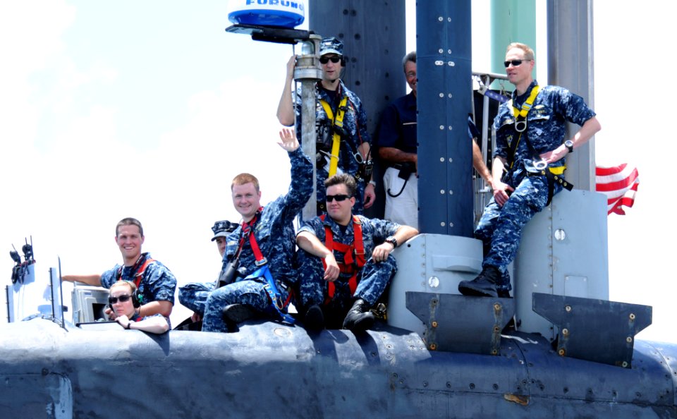 USS Ohio arrives in Guam. (8641409632)
