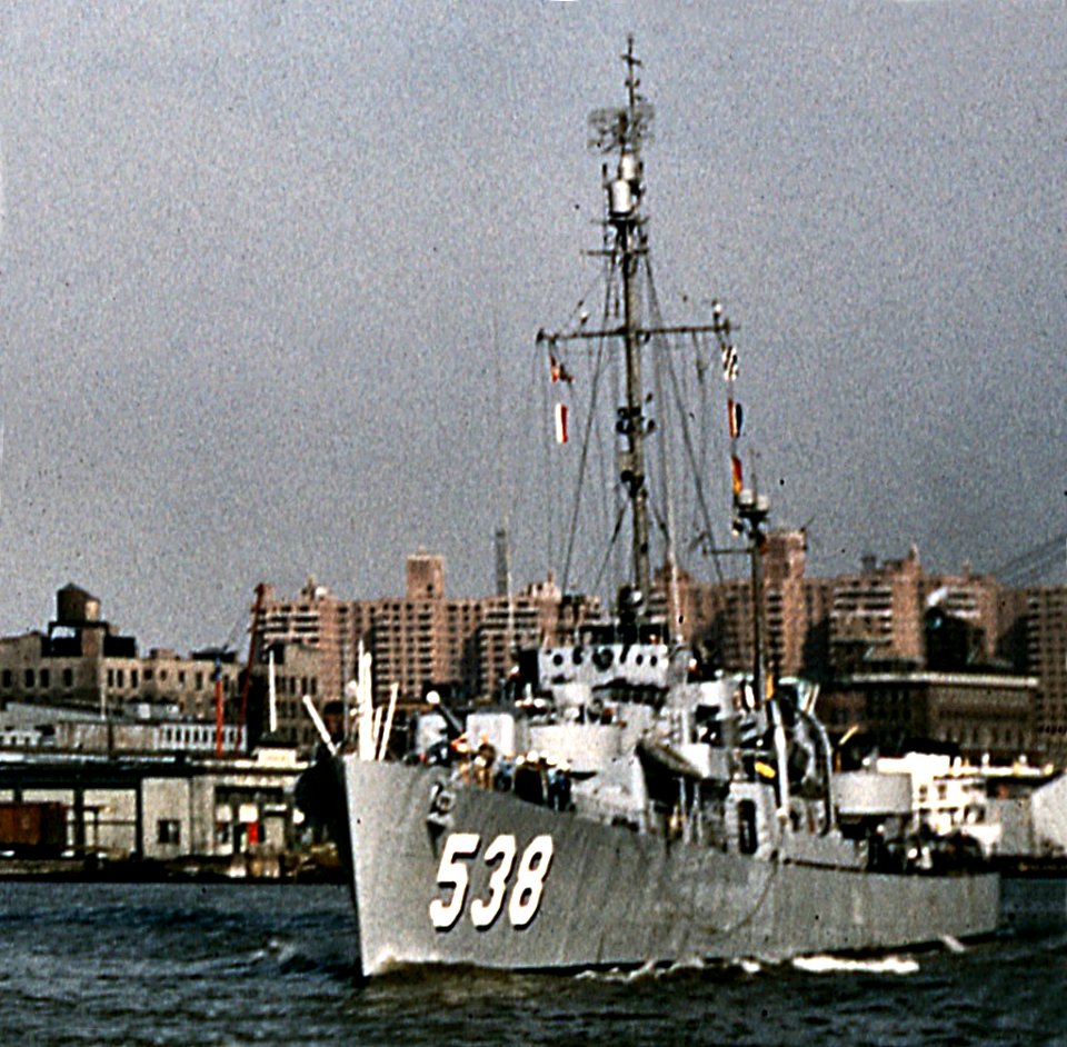 USS Osberg (DE-538) underway off the New York Naval Shipyard (USA), in October 1955