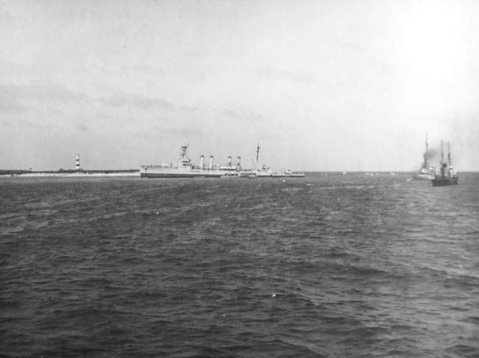 USS Omaha (CL-4) aground in the Bahamas on 18 July 1937 (NH 43062)