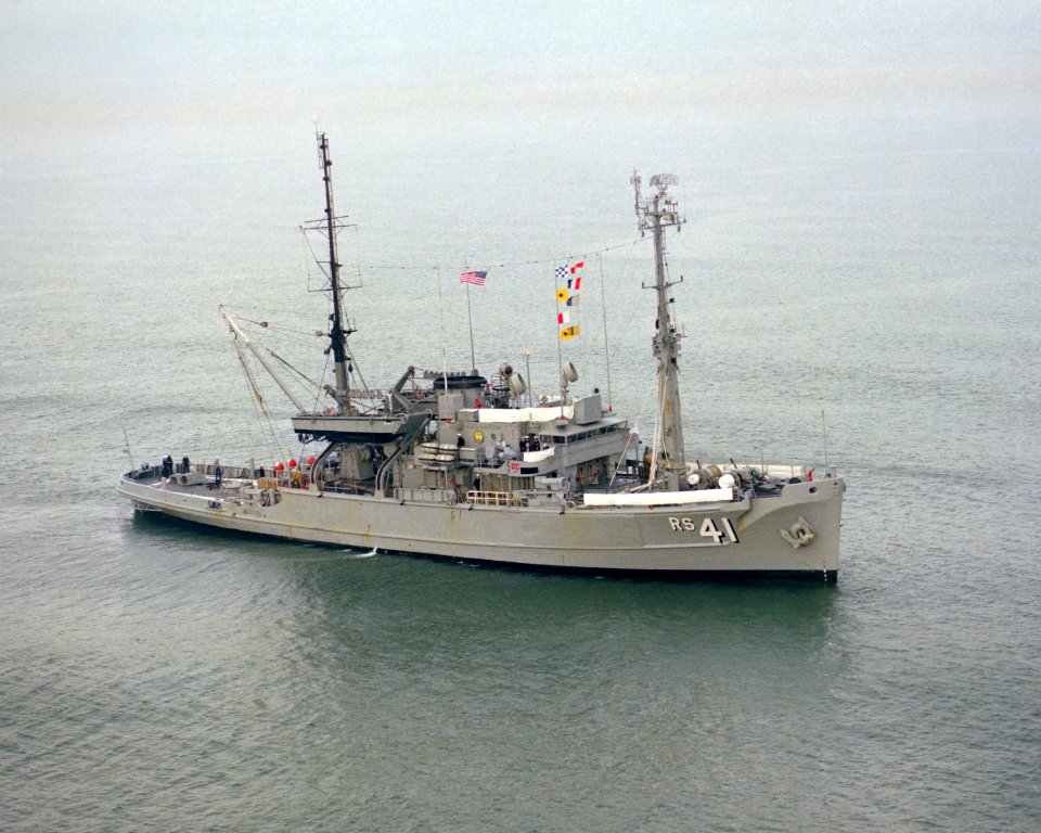 USS Opportune (ARS-41) at sea on 1 November 1983 (6430323)