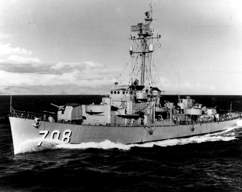 USS Parle (DE-708) underway in the Caribbean Sea on 29 January 1960 (NH 107584)