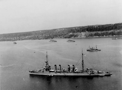 USS Omaha (CL-4) anchored in the Hudson River on 2 May 1927 (NH 43058)