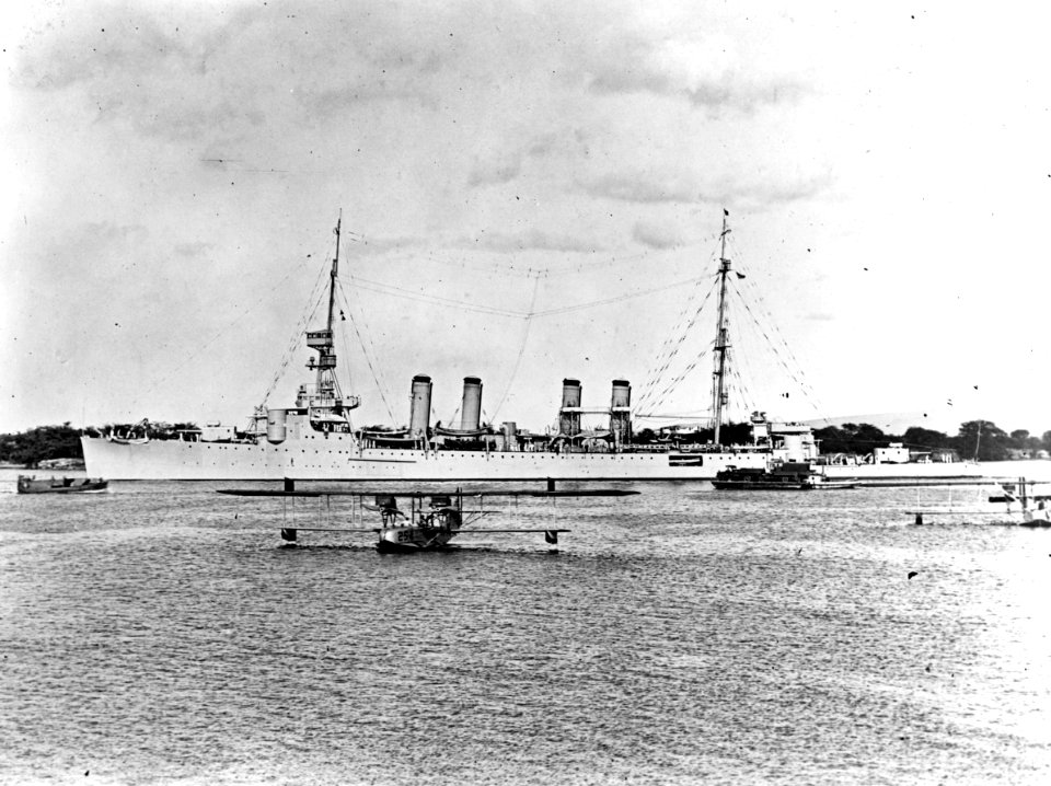 USS Omaha (CL-4) passing the San Diego Naval Station, circa 1925-1926 (NH 43053)