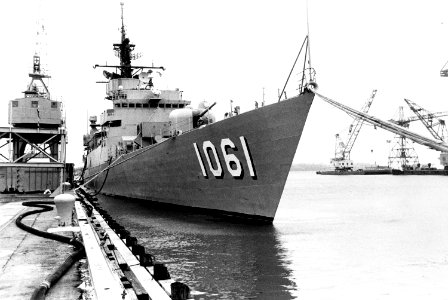USS Patterson (FF-1061) moored at the Philadelphia Naval Shipyard, in 1984 (6395511)