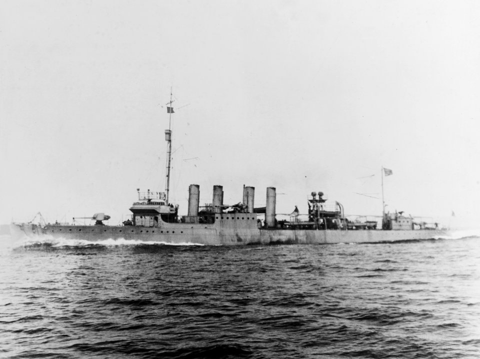 USS Overton (DD-239) underway at sea, circa in May-June 1920 (NH 42925)