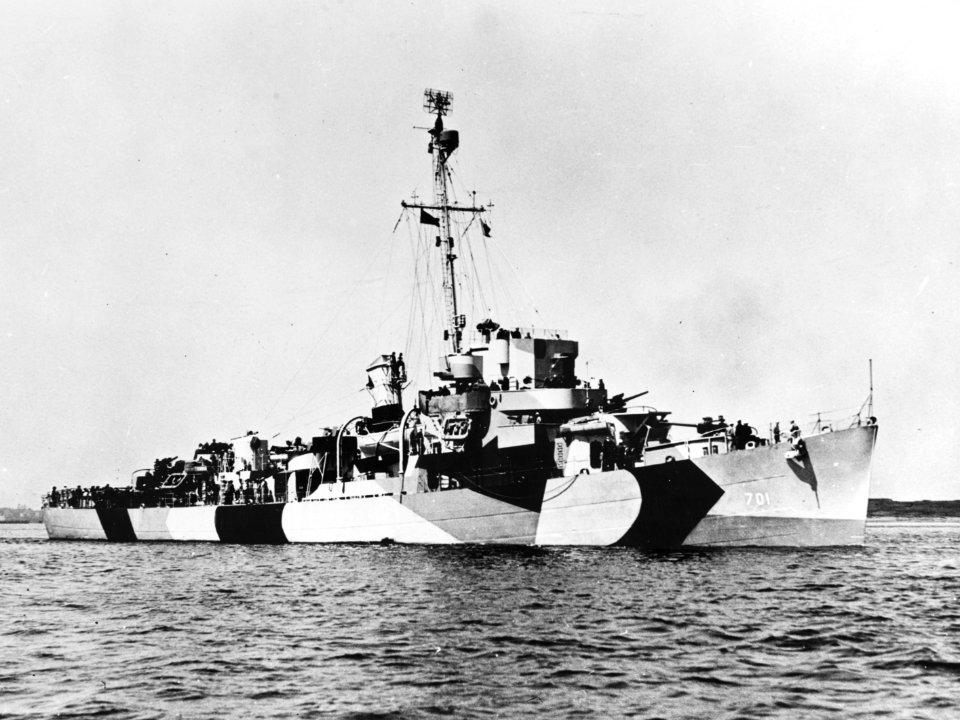 USS Osmus (DE-701) underway off the Boston Naval Shipyard on 19 April 1944 (19-N-65382)