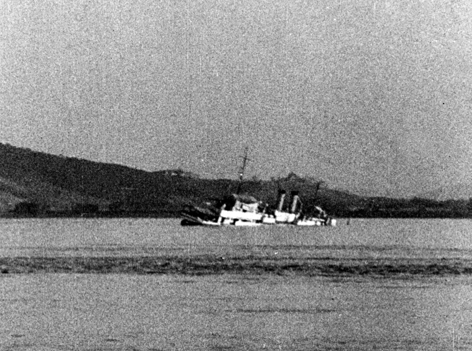 USS Panay (PR-5) sinking in the Yangtze River on 12 December 1937 (NH 50805)