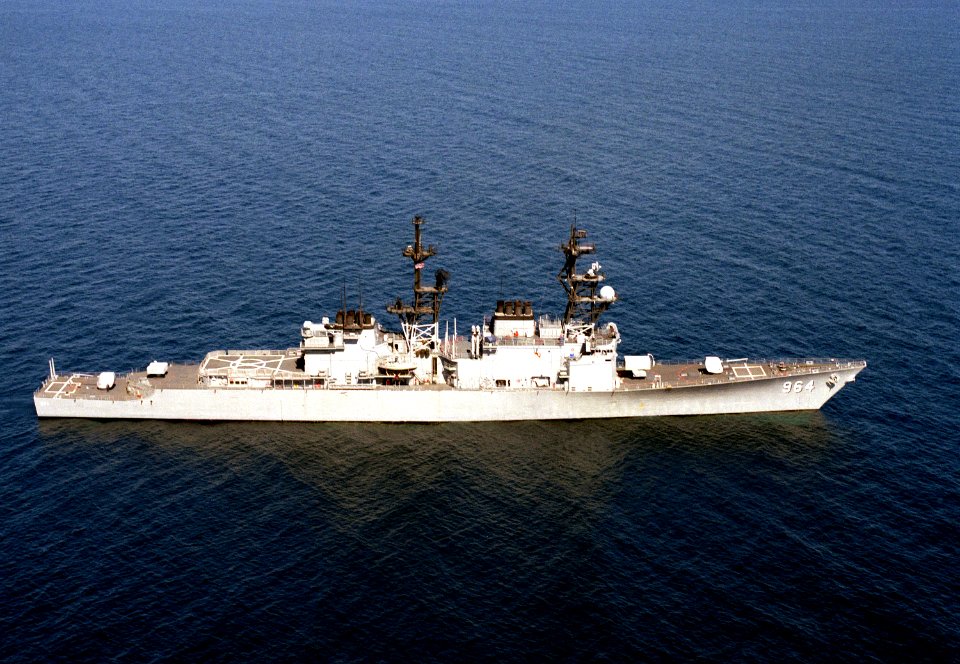 USS Paul F. Foster (DD-964) underway at sea on 1 April 1986 (6449942)